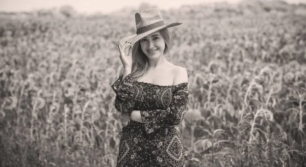 Mujer Campo Use Sombrero Paja Rústico Vestido Algodón Boho Moda —  Fotos de Stock