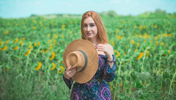 Vrouw Het Veld Dragen Rustieke Stro Hoed Boho Katoen Jurk — Stockfoto