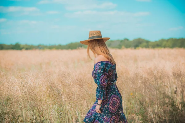 Mujer Campo Use Sombrero Paja Rústico Vestido Algodón Boho Moda —  Fotos de Stock