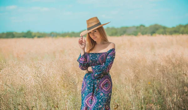 Donna Campo Indossare Cappello Paglia Rustico Vestito Cotone Boho Moda — Foto Stock