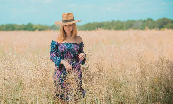 Frau Auf Dem Feld Trägt Rustikalen Strohhut Boho Baumwollkleid Damenmode — Stockfoto