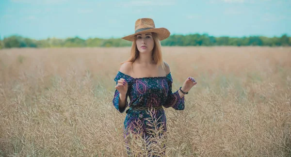 Mulher Campo Usar Chapéu Palha Rústico Vestido Algodão Boho Moda — Fotografia de Stock