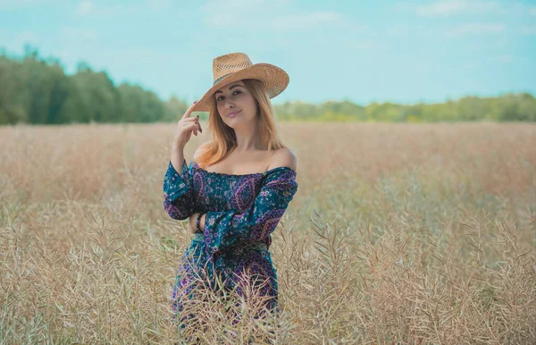 Žena Poli Nosí Rustikální Slaměný Klobouk Boho Bavlněné Šaty Dámská — Stock fotografie