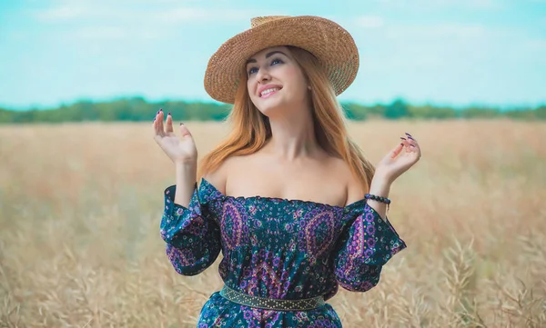 Kobieta Polu Nosić Rustykalny Słomkowy Kapelusz Boho Bawełniana Sukienka Moda — Zdjęcie stockowe