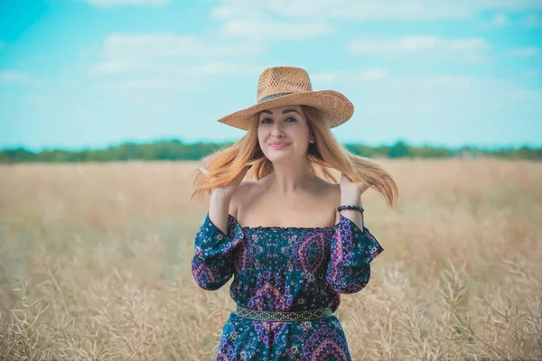 Kvinna Fältet Bära Rustik Halm Hatt Boho Bomull Klänning Damer — Stockfoto