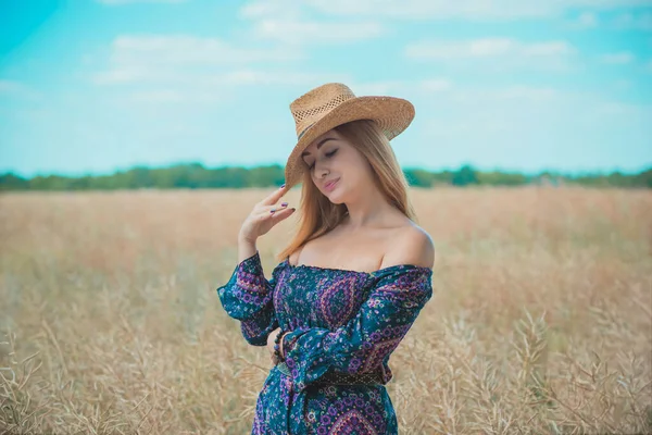 田里的女人戴着乡村草帽 女装时尚 — 图库照片