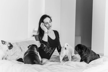 Evde sevimli köpekli hoş bir kadın var. Evcil hayvan evlat edinme, evcil hayvan hayatı. Pug taşıyan dişi, hayvanlar sağlıklı mutlu köpek yavrusu