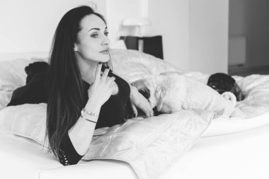 Evde sevimli köpekli hoş bir kadın var. Evcil hayvan evlat edinme, evcil hayvan hayatı. Pug taşıyan dişi, hayvanlar sağlıklı mutlu köpek yavrusu