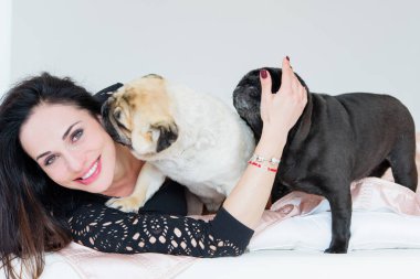 Evde sevimli köpekli hoş bir kadın var. Evcil hayvan evlat edinme, evcil hayvan hayatı. Pug taşıyan dişi, hayvanlar sağlıklı mutlu köpek yavrusu
