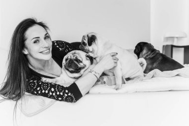 Evde sevimli köpekli hoş bir kadın var. Evcil hayvan evlat edinme, evcil hayvan hayatı. Pug taşıyan dişi, hayvanlar sağlıklı mutlu köpek yavrusu