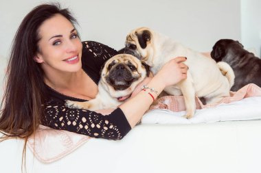 Evde sevimli köpekli hoş bir kadın var. Evcil hayvan evlat edinme, evcil hayvan hayatı. Pug taşıyan dişi, hayvanlar sağlıklı mutlu köpek yavrusu