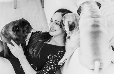 Evde sevimli köpekli hoş bir kadın var. Evcil hayvan evlat edinme, evcil hayvan hayatı. Pug taşıyan dişi, hayvanlar sağlıklı mutlu köpek yavrusu