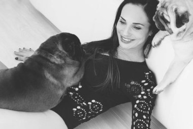 Evde sevimli köpekli hoş bir kadın var. Evcil hayvan evlat edinme, evcil hayvan hayatı. Pug taşıyan dişi, hayvanlar sağlıklı mutlu köpek yavrusu