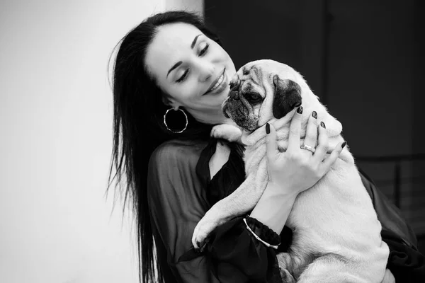 Leuke Vrouw Met Schattige Pug Hond Thuis Huisdier Adoptie Het — Stockfoto
