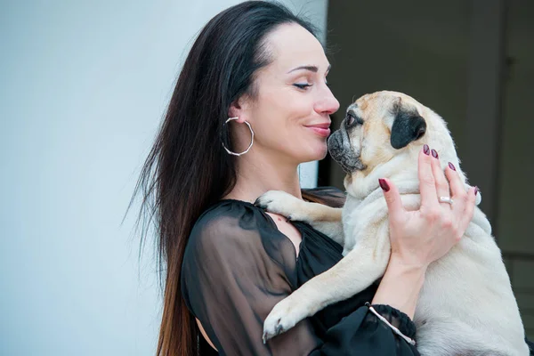 Nette Frau Mit Süßem Mops Hause Pet Adoption Leben Von — Stockfoto