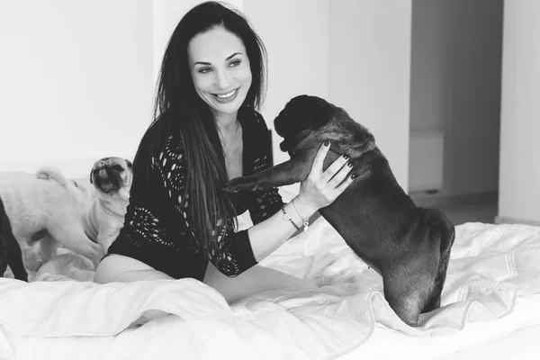 Bonita Mujer Con Lindo Perrito Casa Adopción Mascotas Vida Mascotas — Foto de Stock