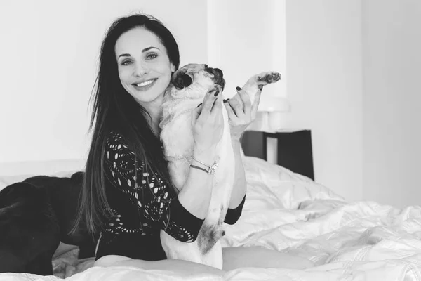Nette Frau Mit Süßem Mops Hause Pet Adoption Leben Von — Stockfoto