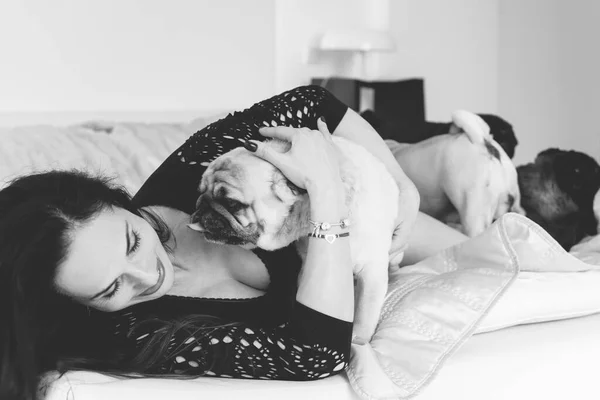 Bonita Mujer Con Lindo Perrito Casa Adopción Mascotas Vida Mascotas — Foto de Stock