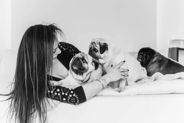 Trevlig Kvinna Med Söt Mops Hund Hemma Djuradoptioner Husdjurs Liv — Stockfoto