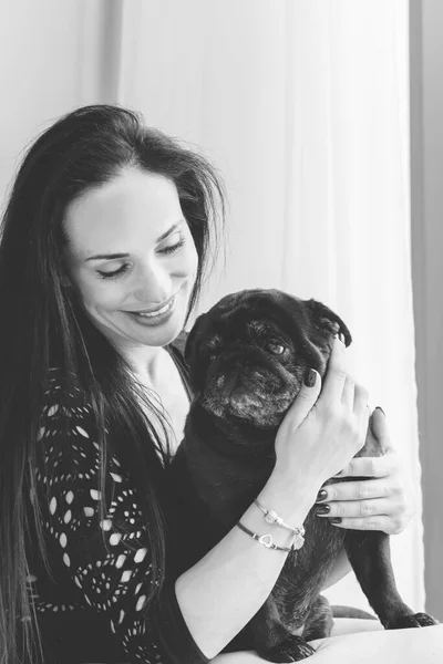 Wanita Baik Dengan Anjing Pug Lucu Rumah Pet Adopsi Kehidupan — Stok Foto
