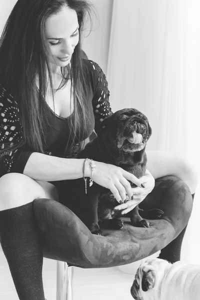 Leuke Vrouw Met Schattige Pug Hond Thuis Huisdier Adoptie Het — Stockfoto