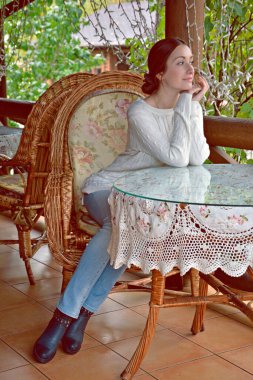 Yolculukta olan genç bir kadın, sonbahar tatilinde. Tatilde güzel bir manzara. Avrupa tatil zamanı, manzara 