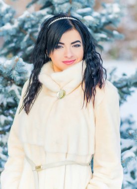 Moda konsepti. Tatillerde güzel bir Arap kadın, modern bir kadın kürk giyiyor. Havalı bayan açık hava portresi.