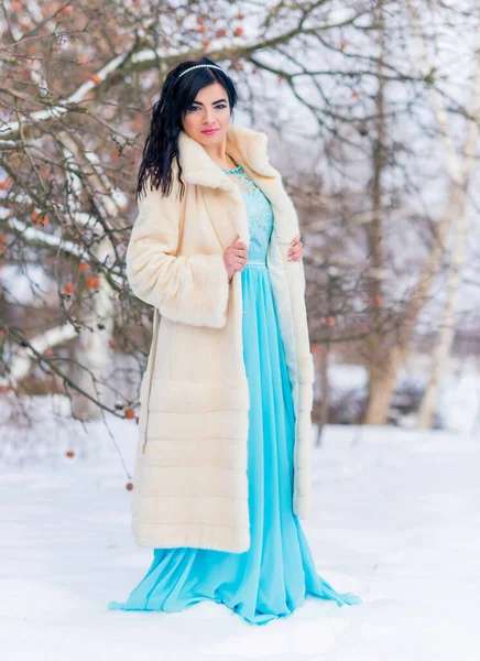 Conceito Moda Bela Senhora Árabe Férias Mulher Moderna Usar Casaco — Fotografia de Stock