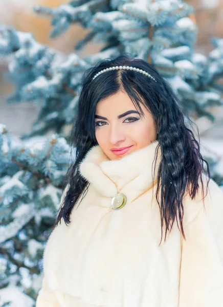Muotikäsite Kaunis Arabialainen Nainen Lomilla Moderni Nainen Käyttää Turkista Muodikas — kuvapankkivalokuva