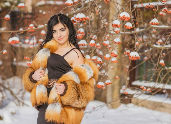 Концепция Моды Beautiful Arabic Lady Holidays Modern Woman Wear Fur — стоковое фото