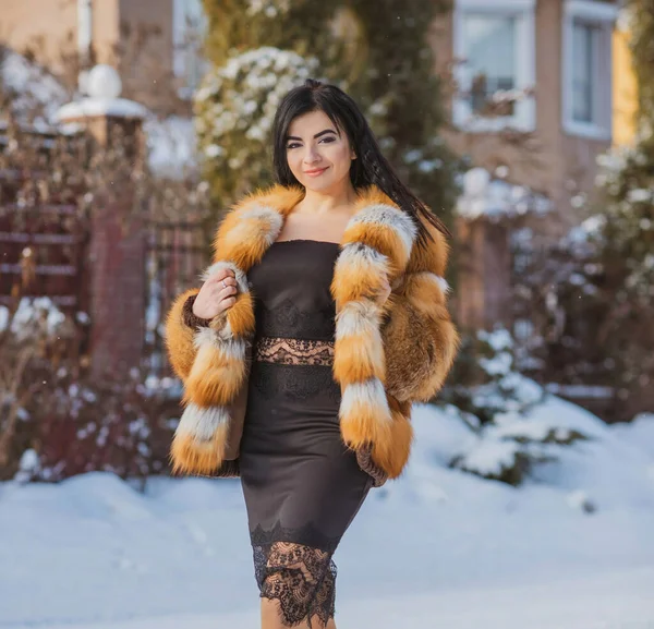 Концепция Моды Beautiful Arabic Lady Holidays Modern Woman Wear Fur — стоковое фото