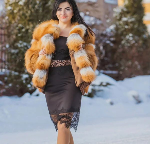 Concepto Moda Hermosa Dama Árabe Vacaciones Mujer Moderna Llevar Abrigo —  Fotos de Stock