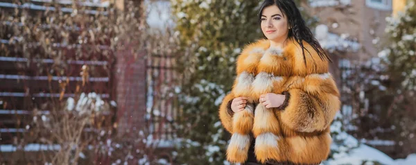 Conceito Moda Bela Senhora Árabe Férias Mulher Moderna Usar Casaco — Fotografia de Stock