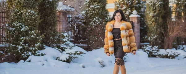 Концепция Моды Beautiful Arabic Lady Holidays Modern Woman Wear Fur — стоковое фото