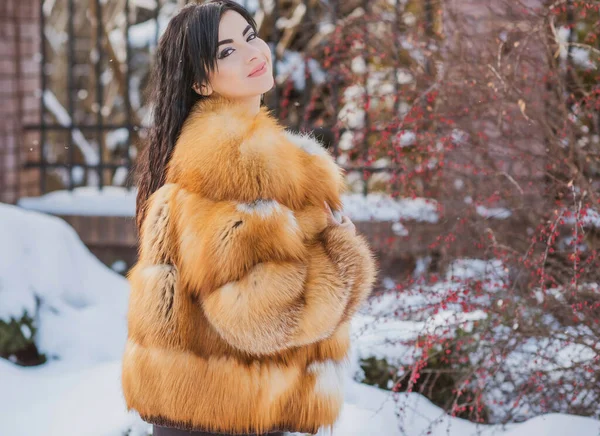 Концепция Моды Beautiful Arabic Lady Holidays Modern Woman Wear Fur — стоковое фото