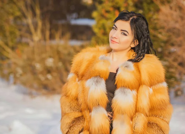 Концепция Моды Beautiful Arabic Lady Holidays Modern Woman Wear Fur — стоковое фото