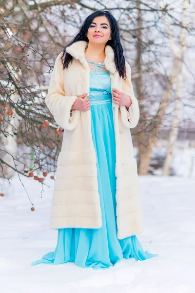 Концепция Моды Beautiful Arabic Lady Holidays Modern Woman Wear Fur — стоковое фото