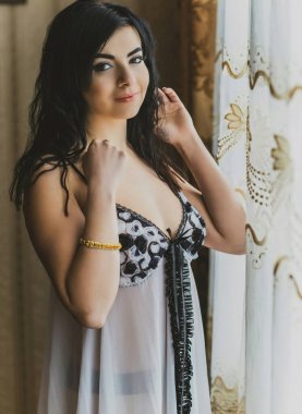 Konforlu ev konsepti. Erotik iç çamaşırlı, pastel ve ahşap iç çamaşırlı seksi bayan. Romantik bir kadın. Sabah oldu.