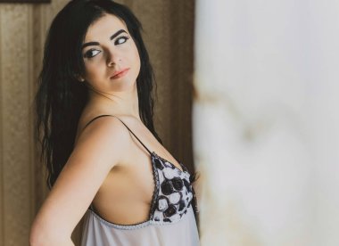 Konforlu ev konsepti. Erotik iç çamaşırlı, pastel ve ahşap iç çamaşırlı seksi bayan. Romantik bir kadın. Sabah oldu.