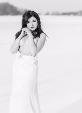 Kadınlık ve şehvet kavramı. Genç ve seksi bir kadın kışın dışarıda poz veriyor.