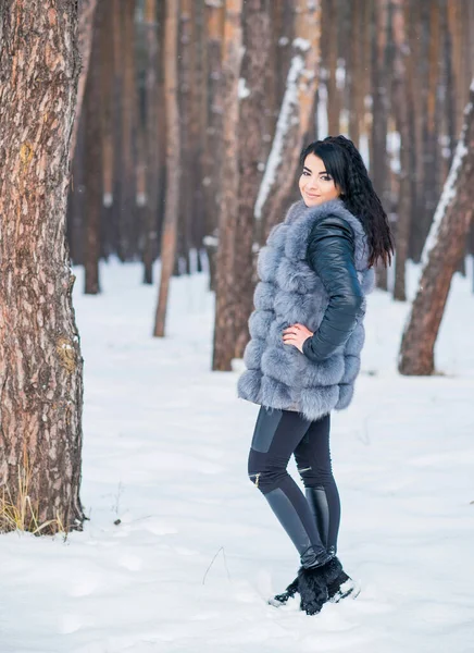 Женщина Сером Шубе Прогулка Лесу Зимний День Открытом Воздухе Дамы — стоковое фото