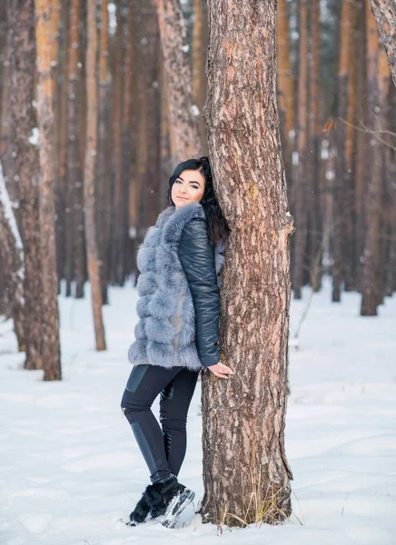 Szürke Szőrme Kabát Séta Erdőben Télen Szabadban Hölgyek Alkalmi Divat — Stock Fotó