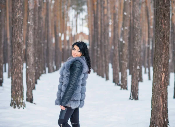 Vrouw Grijze Bont Jas Lopen Het Bos Winter Dag Buiten — Stockfoto