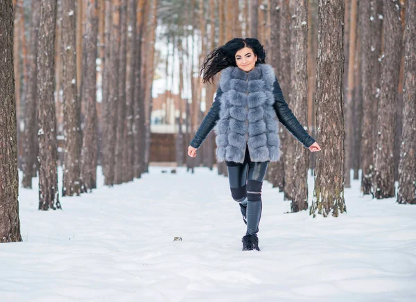 Жінка Сірому Пальто Ходить Лісі Зимовий День Відкритому Повітрі Дами — стокове фото