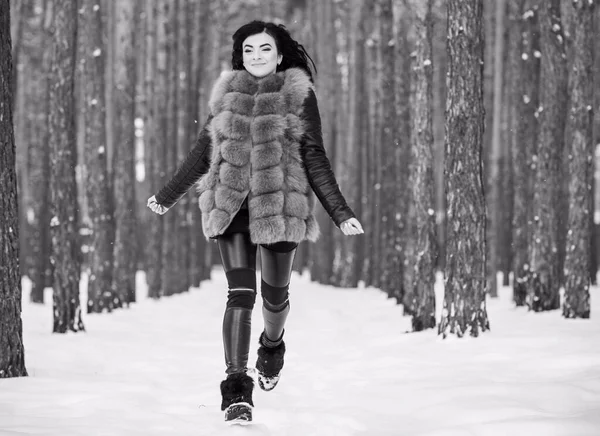 Kvinde Grå Pels Skoven Vinterdagen Udendørs Damer Afslappet Mode - Stock-foto
