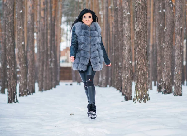 Mulher Casaco Pele Cinza Caminhar Floresta Dia Inverno Livre Senhoras — Fotografia de Stock