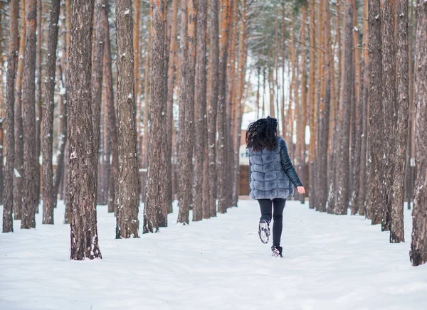 冬日里 穿着灰色皮大衣的女人在森林里散步 女士则是随和的时尚 — 图库照片