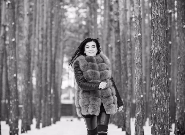 Mujer Abrigo Piel Gris Caminar Bosque Día Invierno Aire Libre —  Fotos de Stock