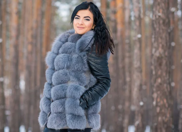 Mulher Casaco Pele Cinza Caminhar Floresta Dia Inverno Livre Senhoras — Fotografia de Stock