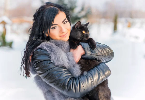 Donna Con Gatto Nero Stile Casual Inverno Passeggiate Innevate All — Foto Stock